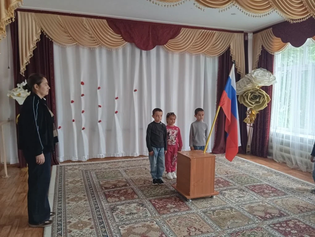 В нашем детском саду понедельник начался с торжественной церемонии внесения Государственного флага Р