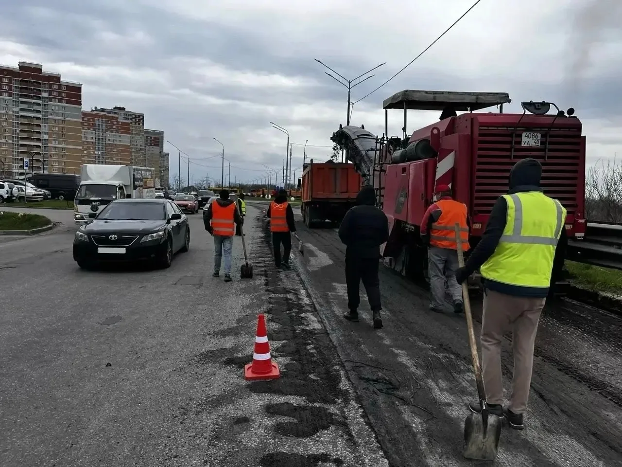 В Липецке начали ремонт участка Елецкого шоссе  Работы уже идут — на участке около 700 метров снимаю