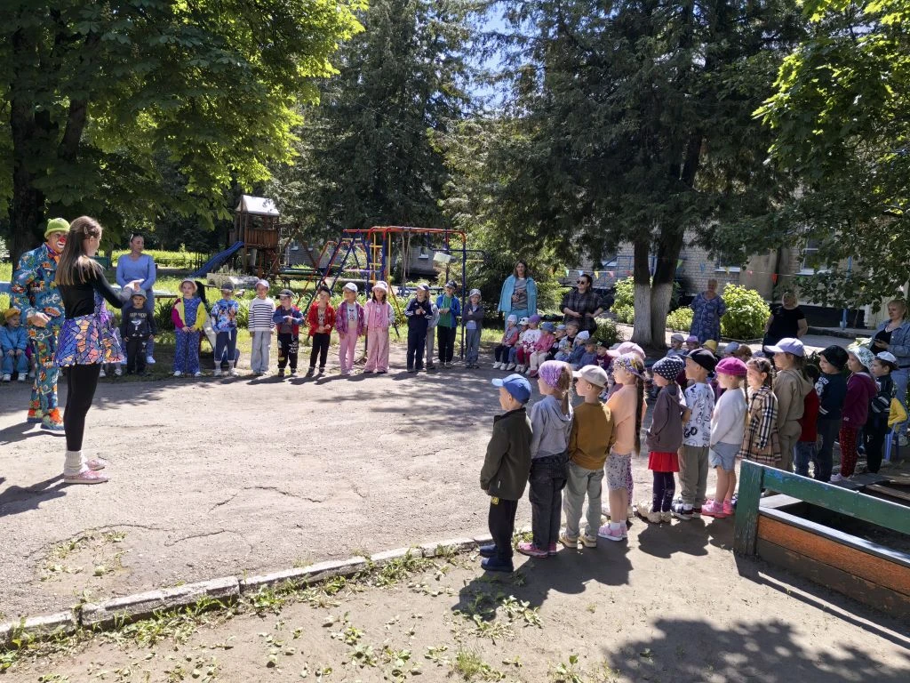 Сегодня к нам в гости приезжал липецкий театр "За-за". Весёлый клоун Масяня и его подру...