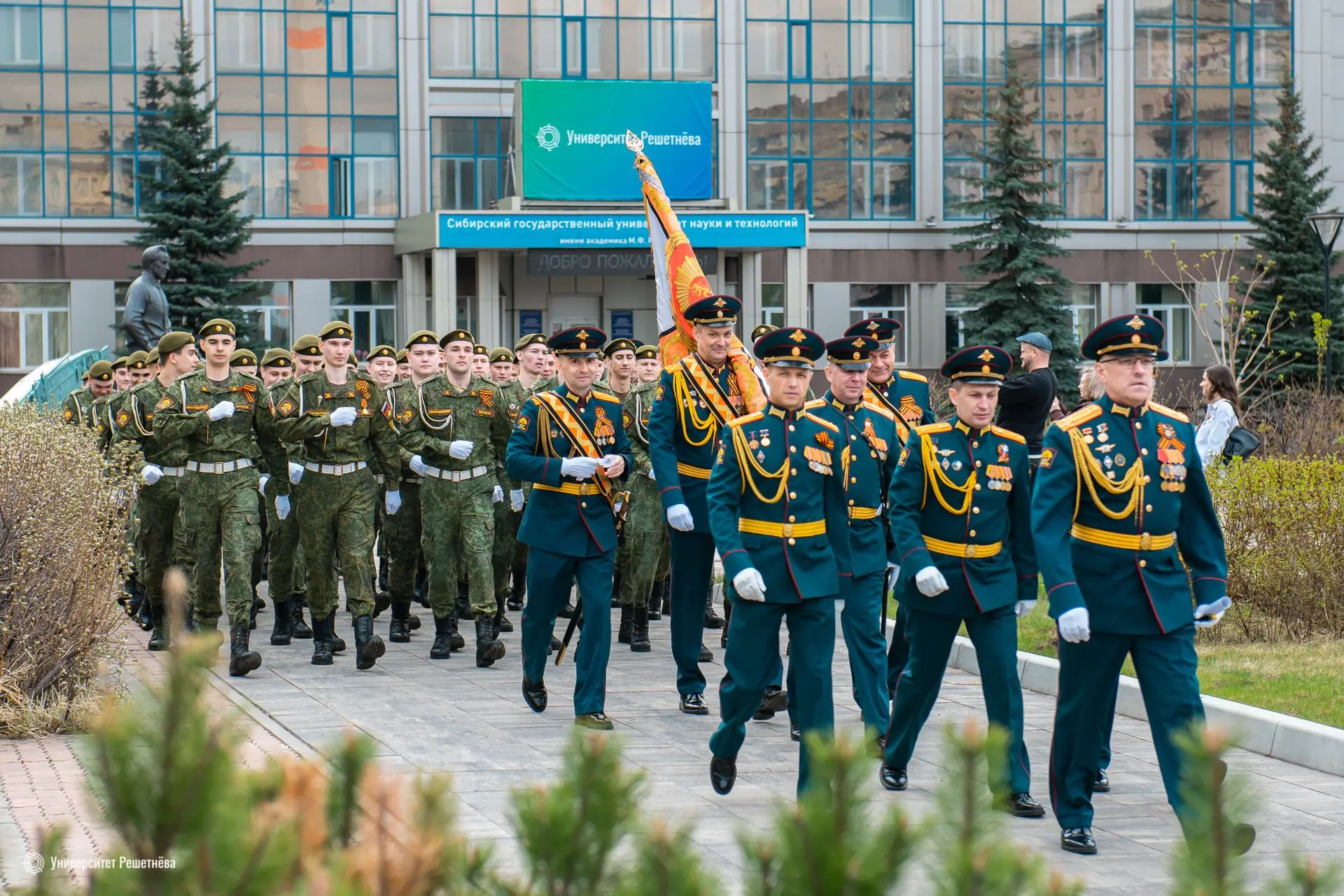 В День Победы курсанты Военного учебного центра Университета Решетнёва прошли в парадном марше по гл