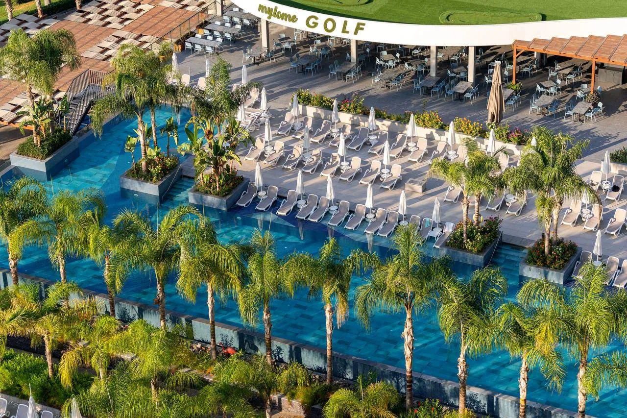 Mylome Luxury Hotel & Resort

Главная фишка, ради которой сюда едут:
Лагуна с маяком.
Это половина в