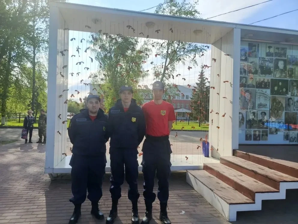 Студенты техникума , бойцы отряда содействия полиции «Тигр», вместе с сотрудниками полиции приняли у