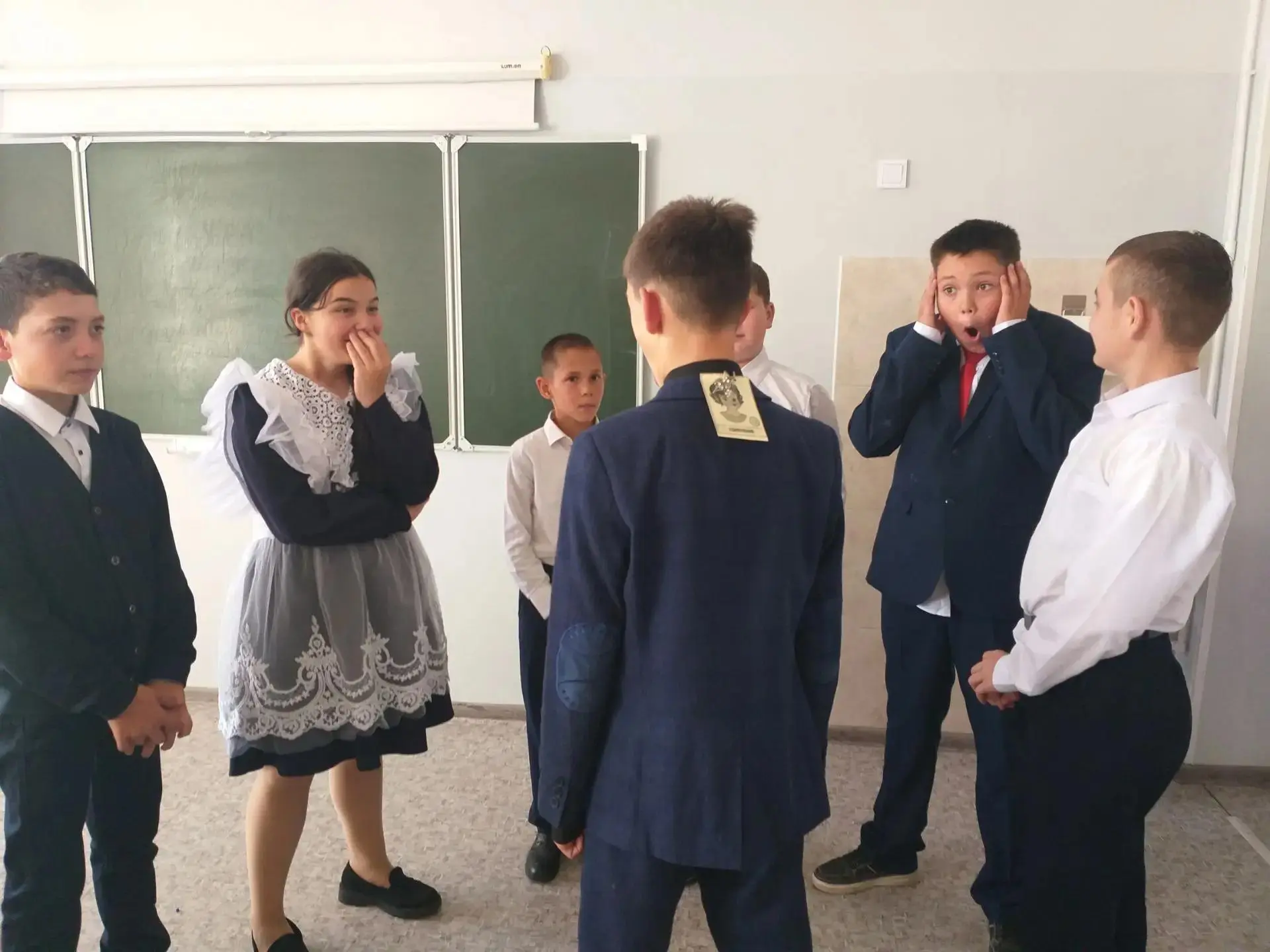 В целях развития способности понимать эмоциональные состояния других людей и умения аде...