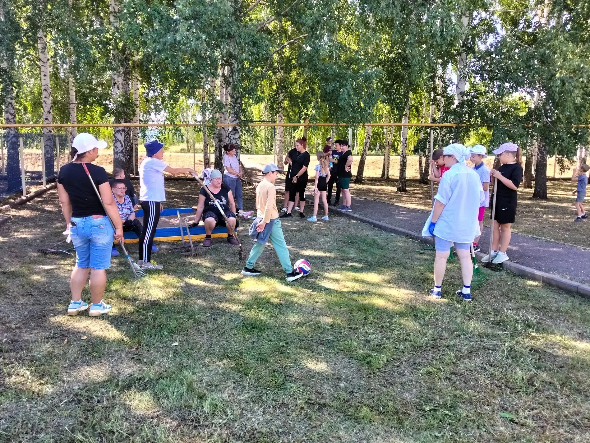 Сегодня ученики, педагоги и все работники школы, и самые ответственные родители дружно ...