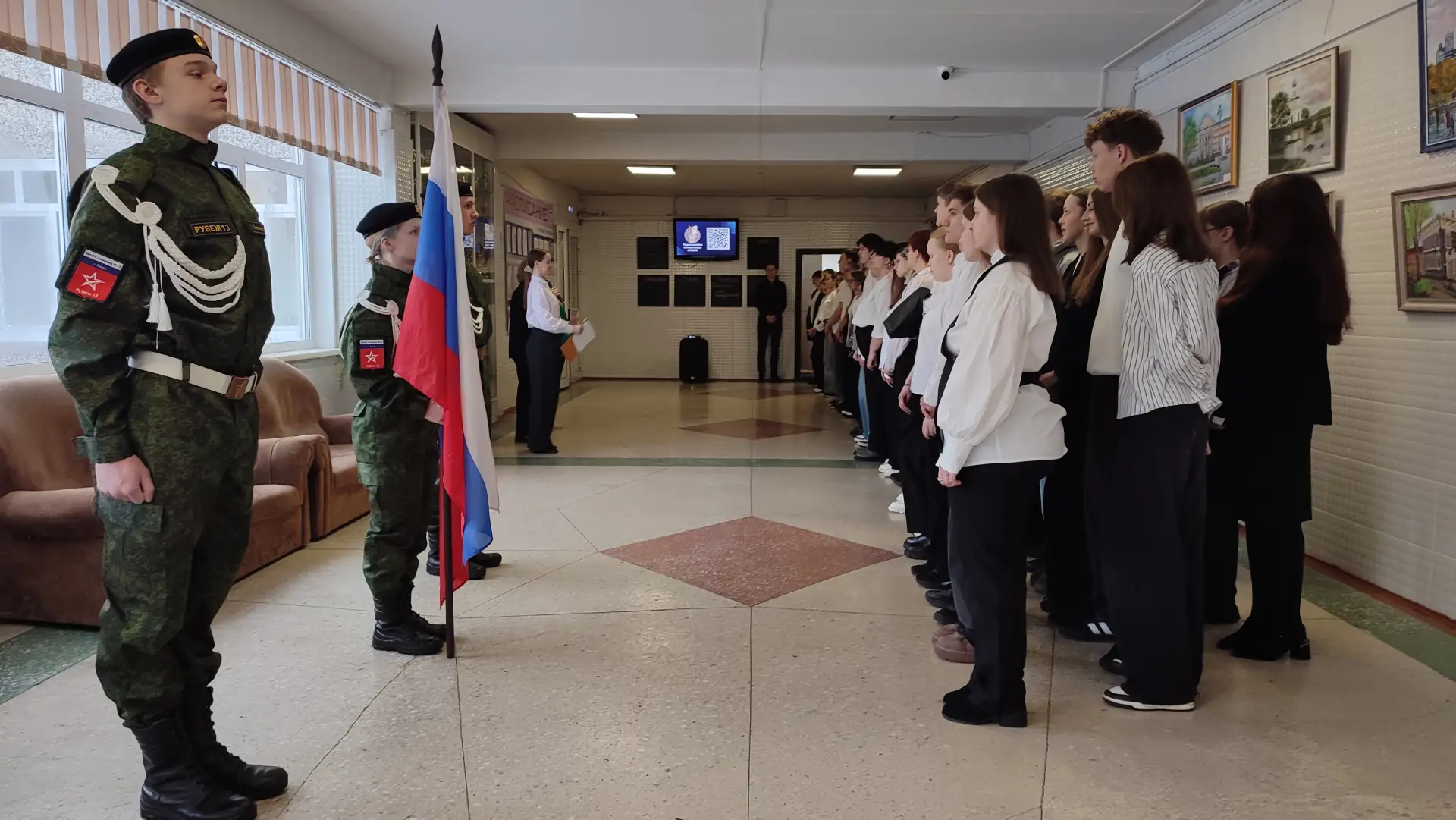 💫 Стартовала финальная учебная неделя третьей четверти.  🇷🇺 Традиционно утро началось с торжественно