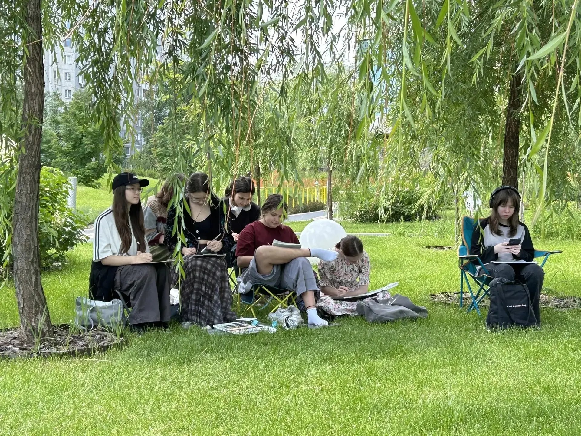 🎨 Последние дни пленэра — позади!

7 дней подряд наши юные художники рисовали город на улице. Смотр