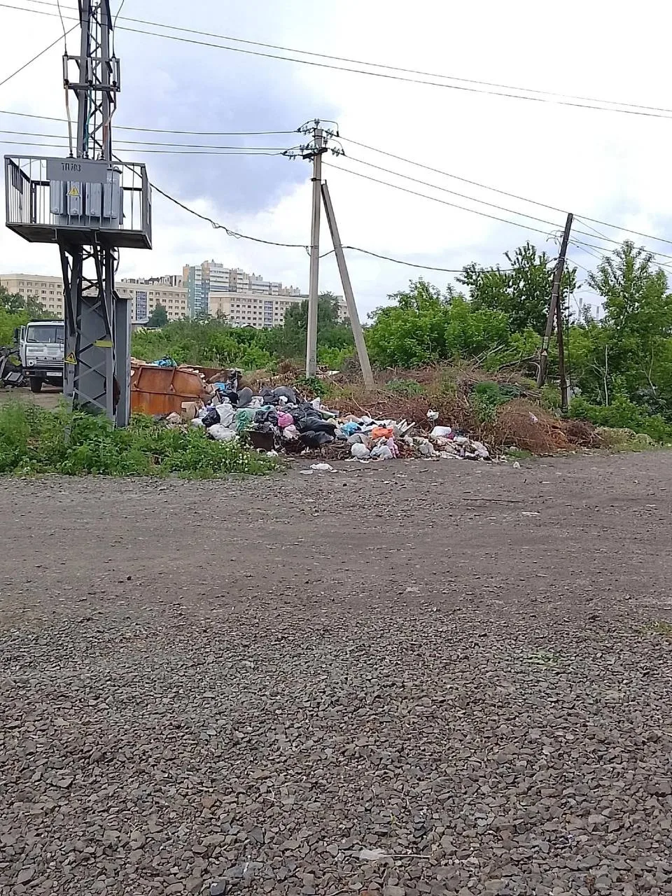 🚮 «Запах стоит ужасный»: кемеровчанка пожаловалась на мусорную свалку у жилого дома

Подписчица про