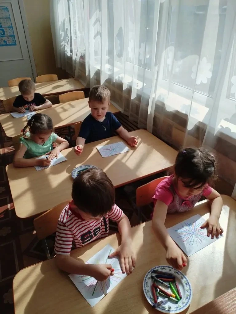 Дошкольное отделение «Зёрнышко»: в младшей группе "Колосок" прошло занятие по рисованию восковыми ме