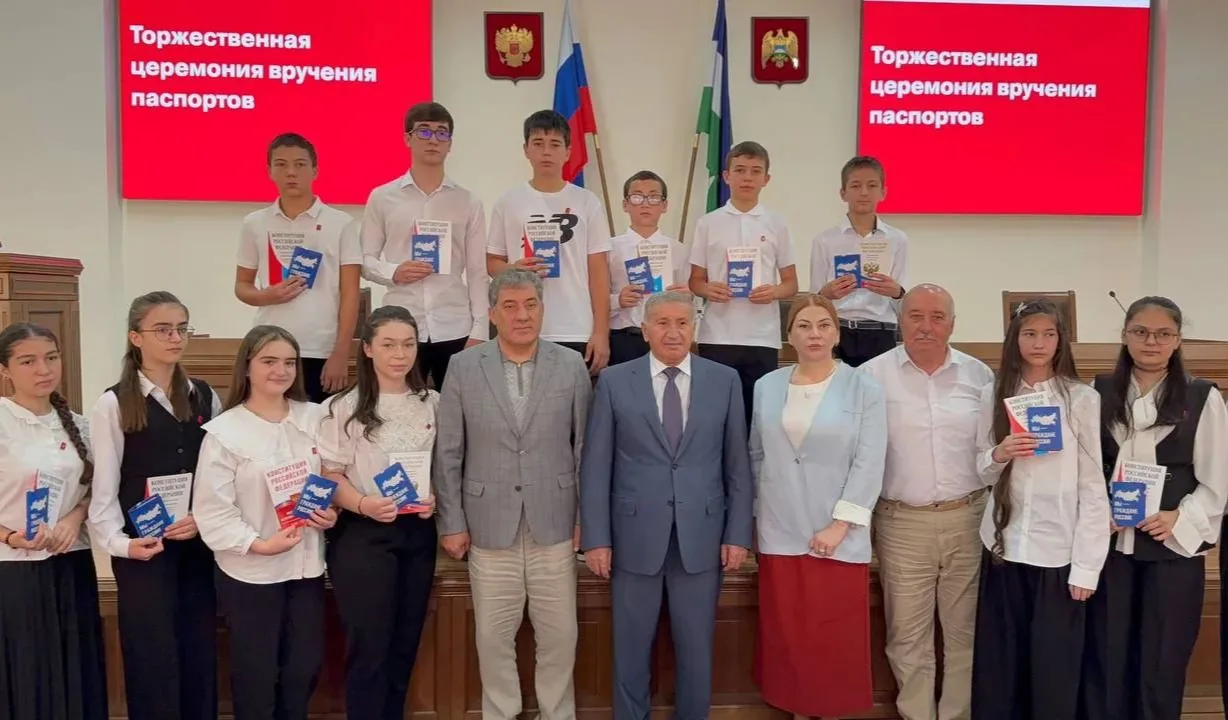 📸Фото с торжественного вручения паспортов ко Дню флага России.