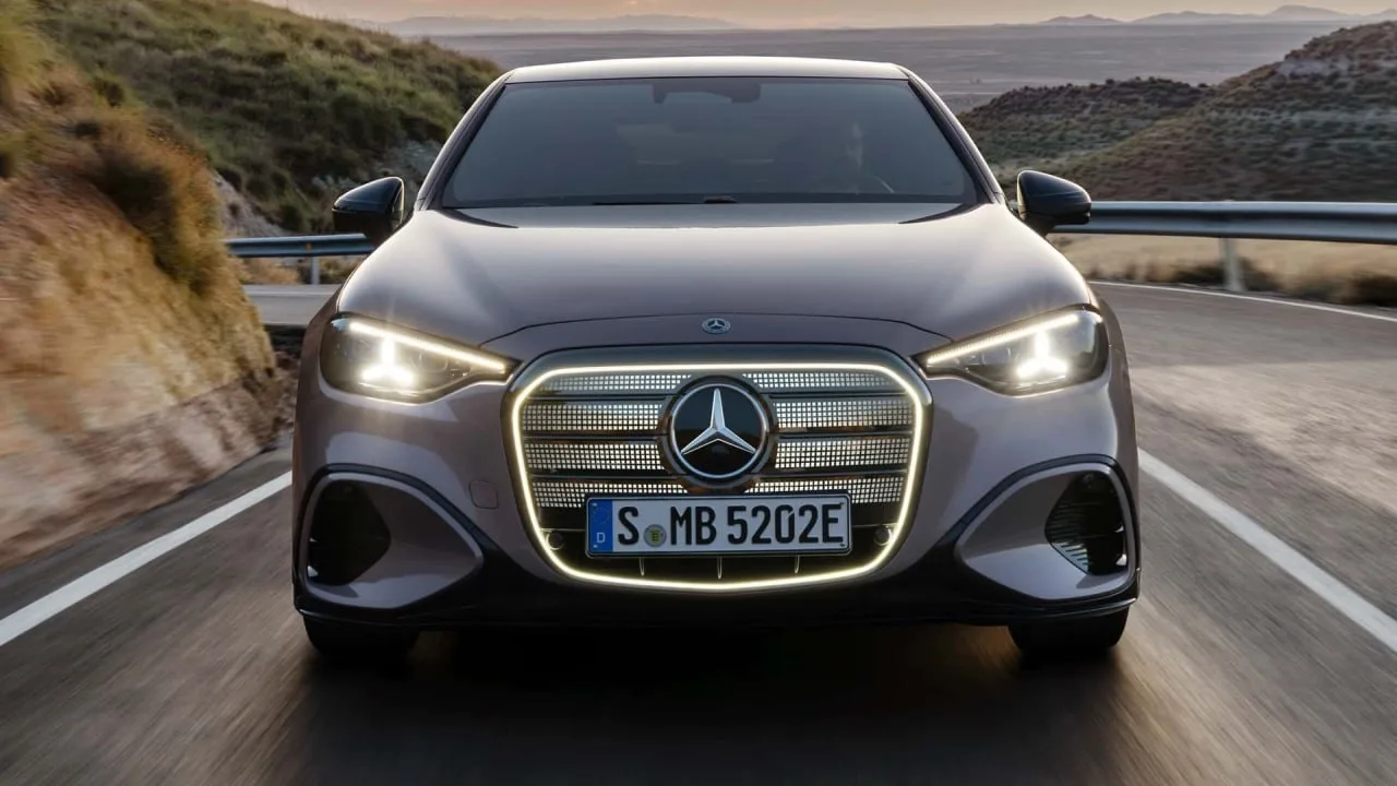 Mercedes показал первую электричку в C-классе — с гигантским 39″ дисплеем и фейковой LED-решеткой ра