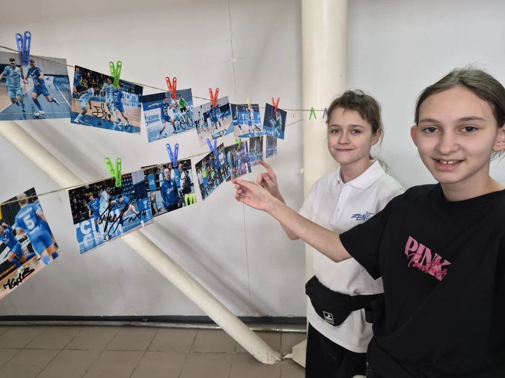 Первые болельщики активно разбирают фоточки на сушке ⚽️