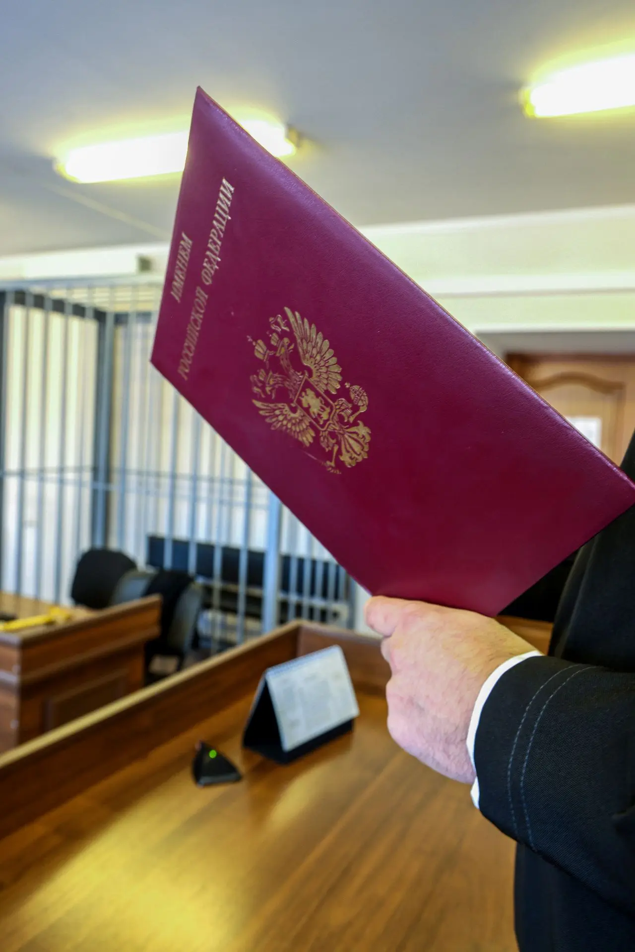 Женщина осуждена за применение поддельной медицинской книжки для допуска к работе