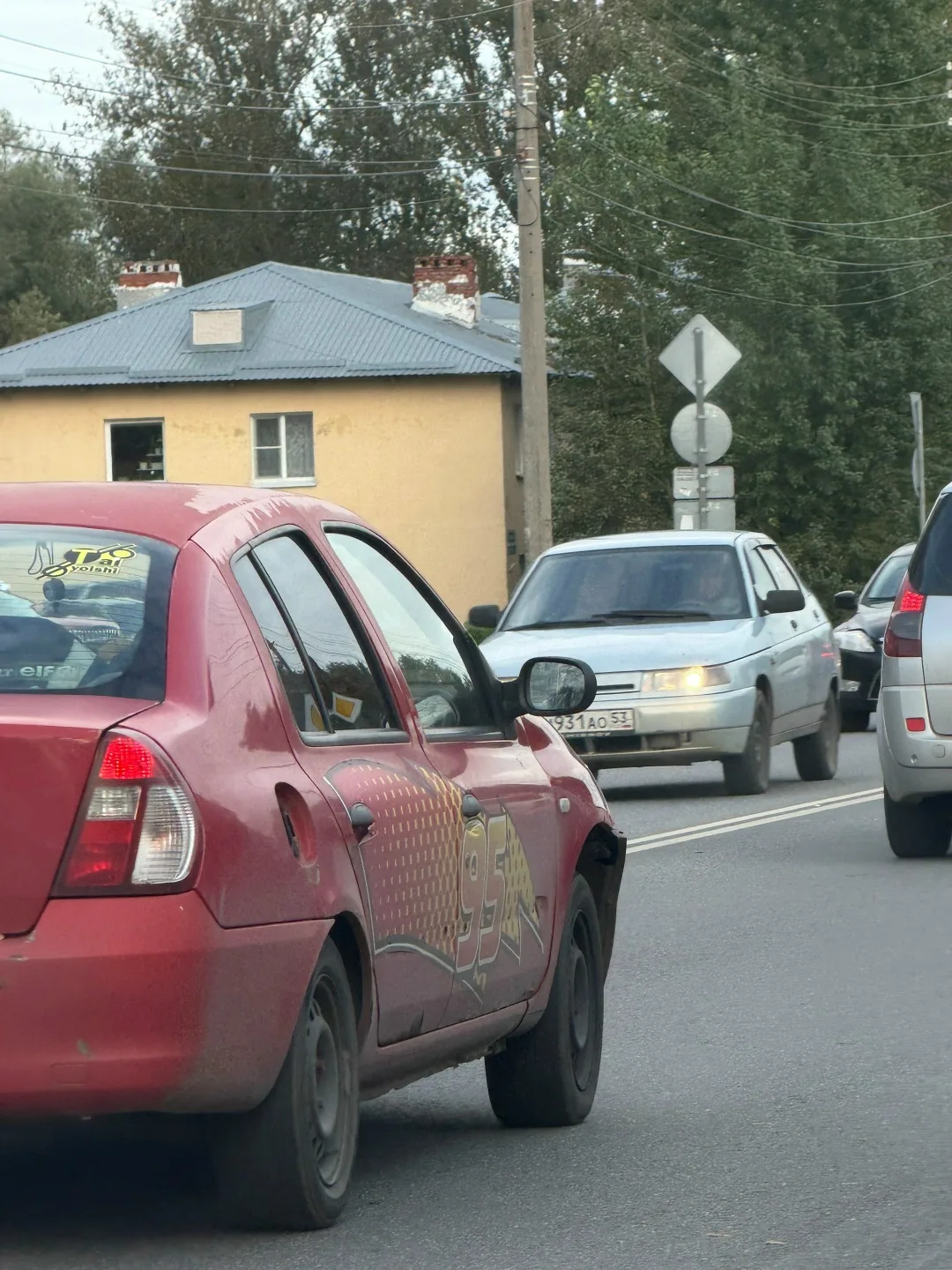 Это же Молния Маккуин ⚡️ на дорогах Великого Новгорода