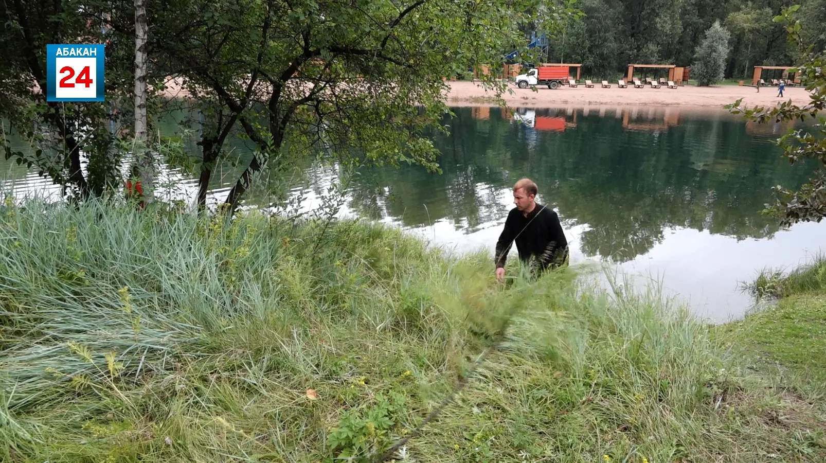🚜🌿Железные тросы, грузики, трактор и самосвал: большая чистка дна водоёма прошла в аб...