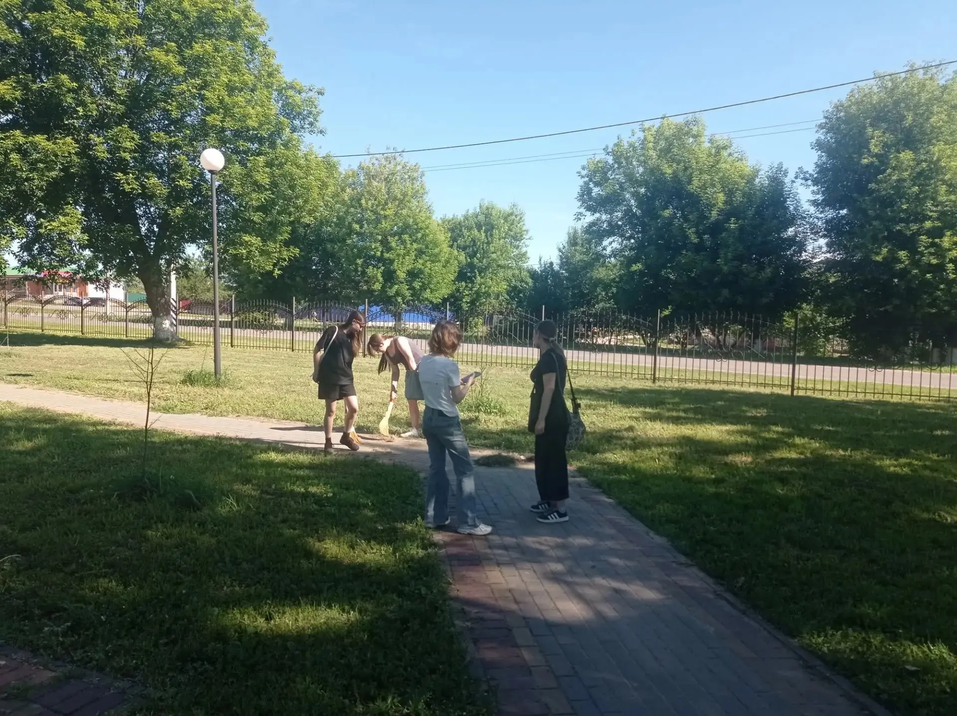23.06. Будни нашего лагеря труда и отдыха "Трудовой десант".

Ребята благоустраивали парк, подметали