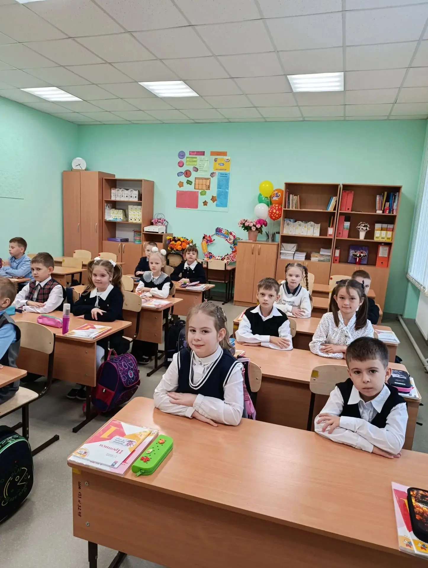 👋 Позади самая первая, самая волнительная неделя в школе для наших первоклассников! 🍃