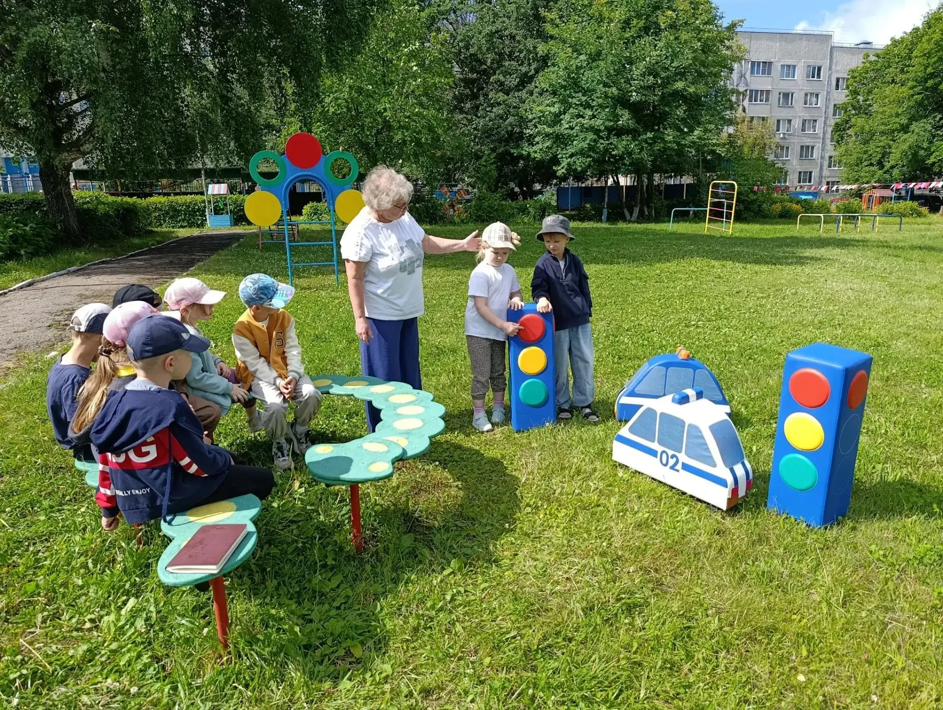 В детском саду продолжается реализация летнего образовательного проекта «Светофорик». Его главная це