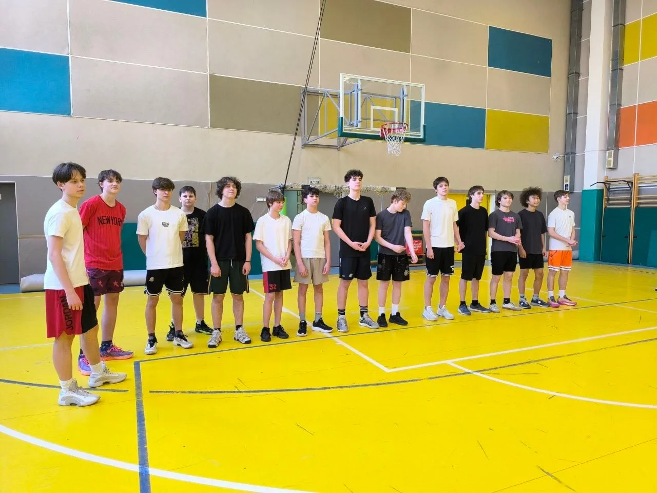 🏀 Вчера в школьном спортзале состоялось торжественное открытие турнира по баскетболу на «Кубок дирек