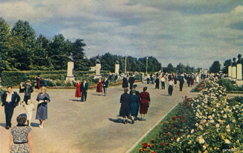 7 октября 1945 года заложили Московский и Приморский парки