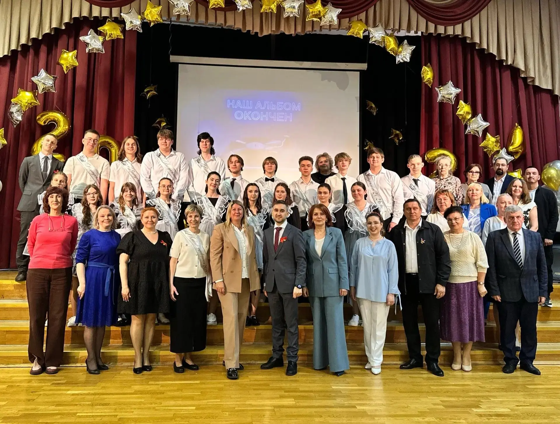 🌟 Последний звонок прозвенел для вас, дорогие выпускники! 🎓✨  Школа прощается с вами, но впереди цел