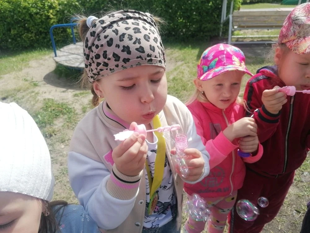 🎈 Сегодня на нашей площадке было по-настоящему **пузыристо**! ☀️ Мы решили, что лето —...