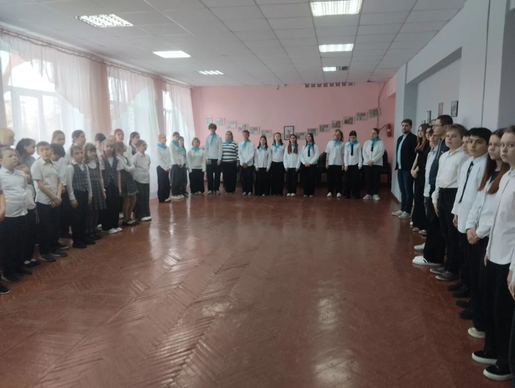 Учебная неделя 16 марта началась с традиционной линейки, на которой знаменная группа то...