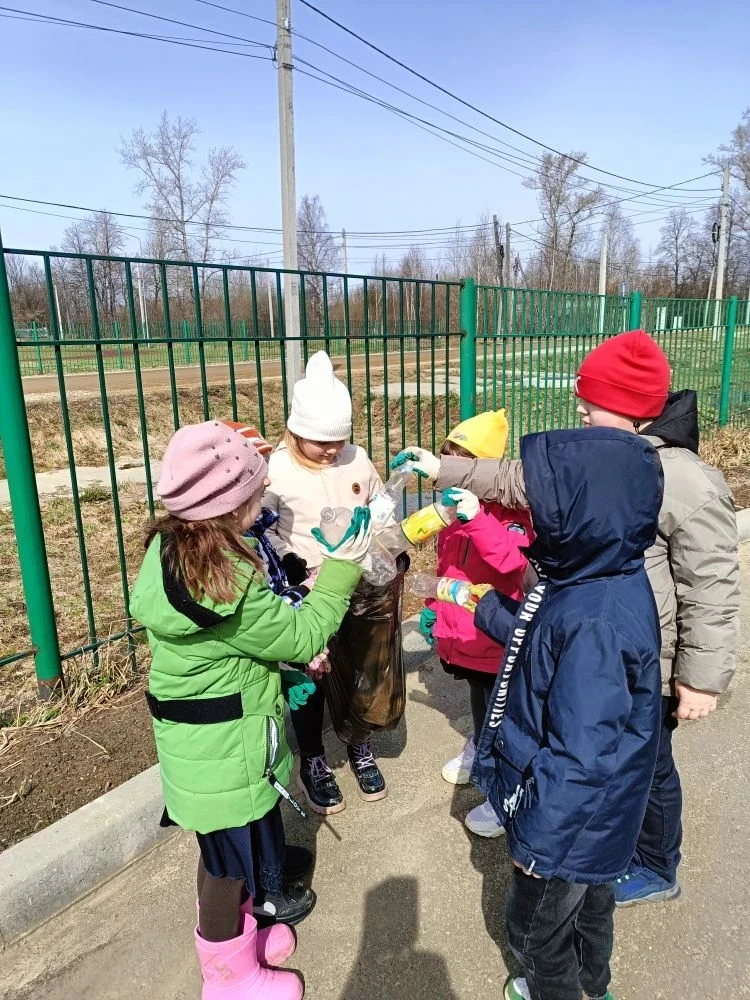 Ученики привели территорию школы в порядок!

 🧹🌐Несколько дней ребята из 1-го, 4-х и 7-го классов 