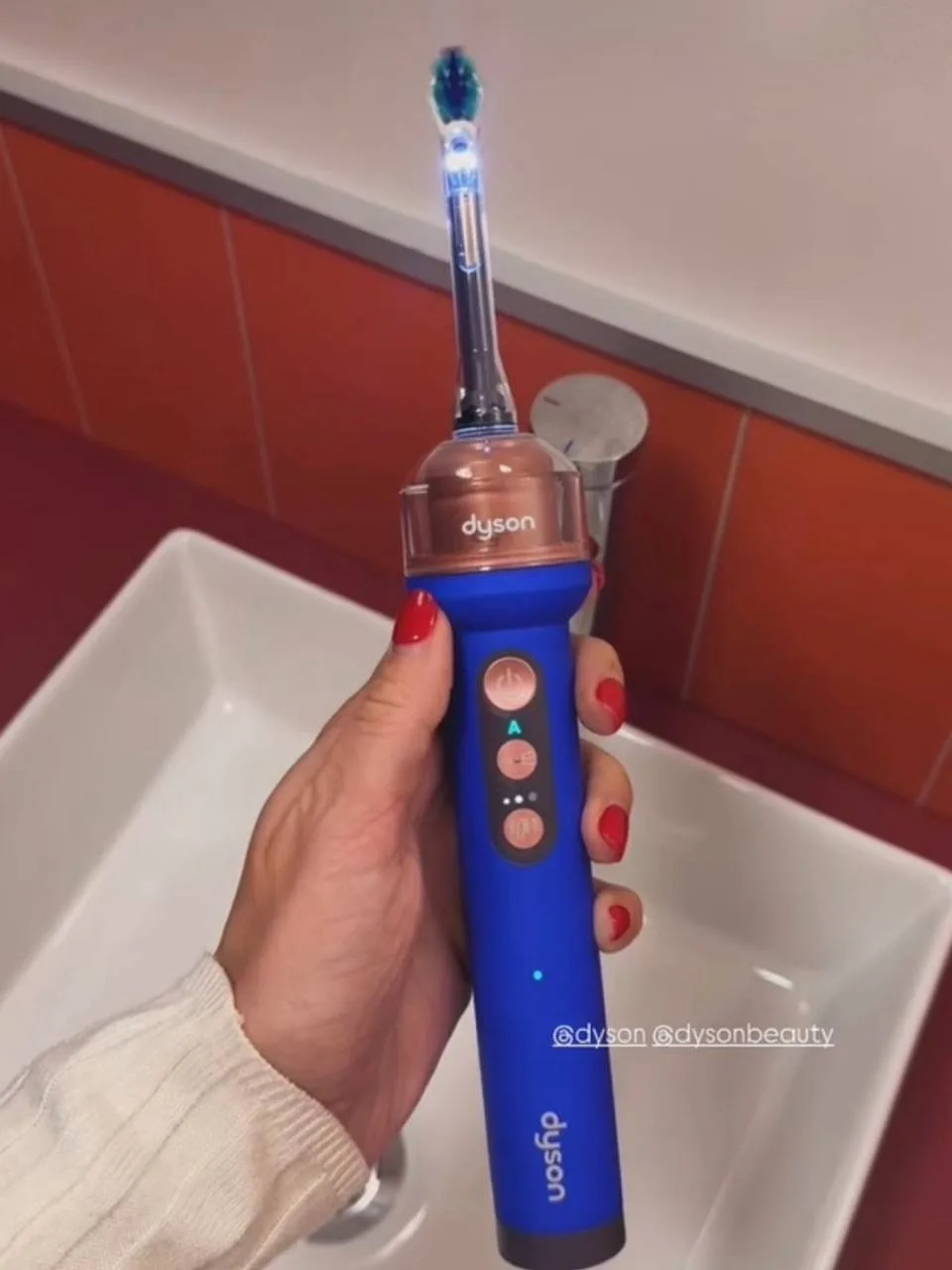 новость вчерашнего дня — запуск зубной щетки от Dyson! конечно же, я тоже захотела🤭🤭🤭