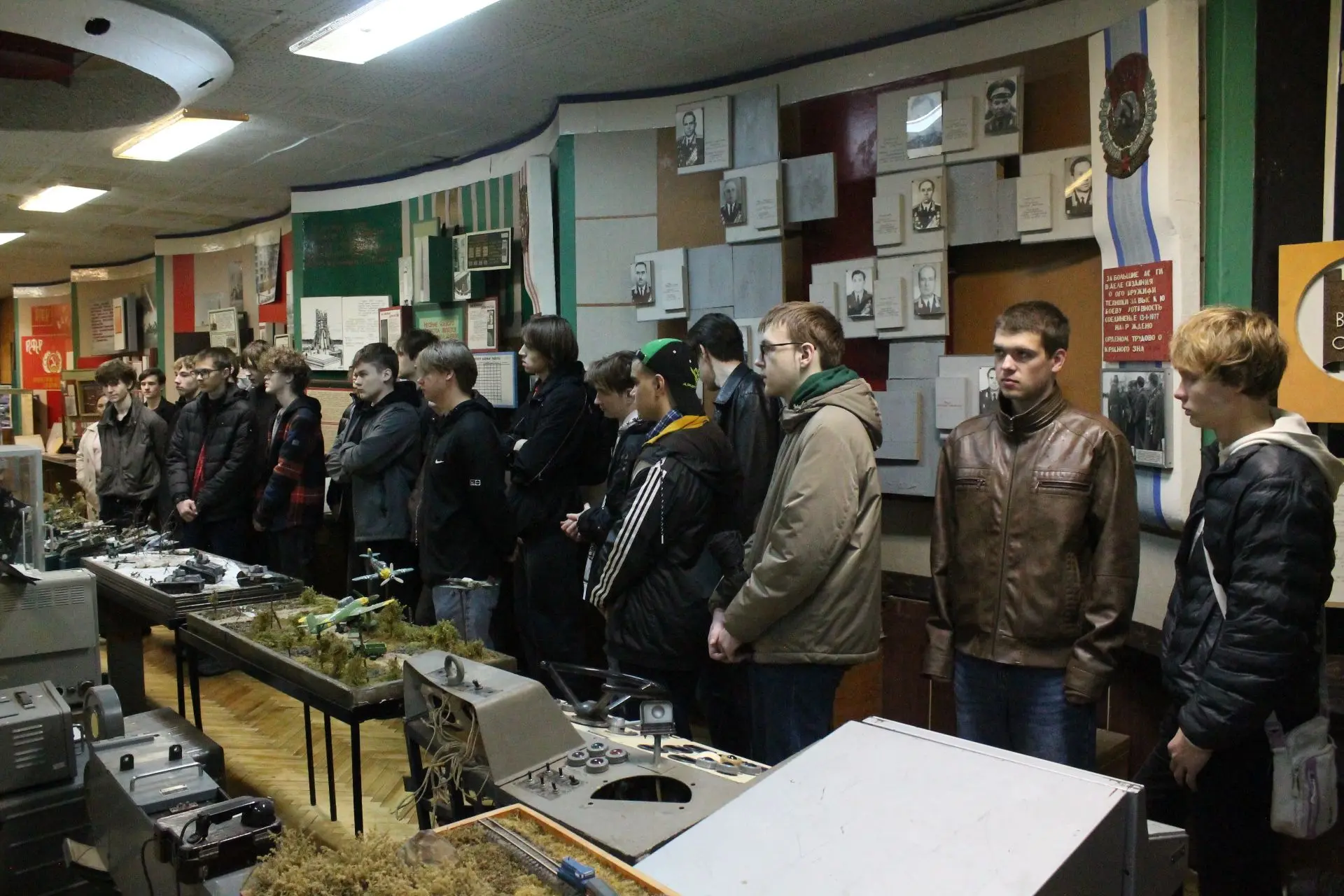 На прошлой неделе 10 «А» побывал в 834 Учебном центре — и впечатлений хватит надолго!

Представьте: 