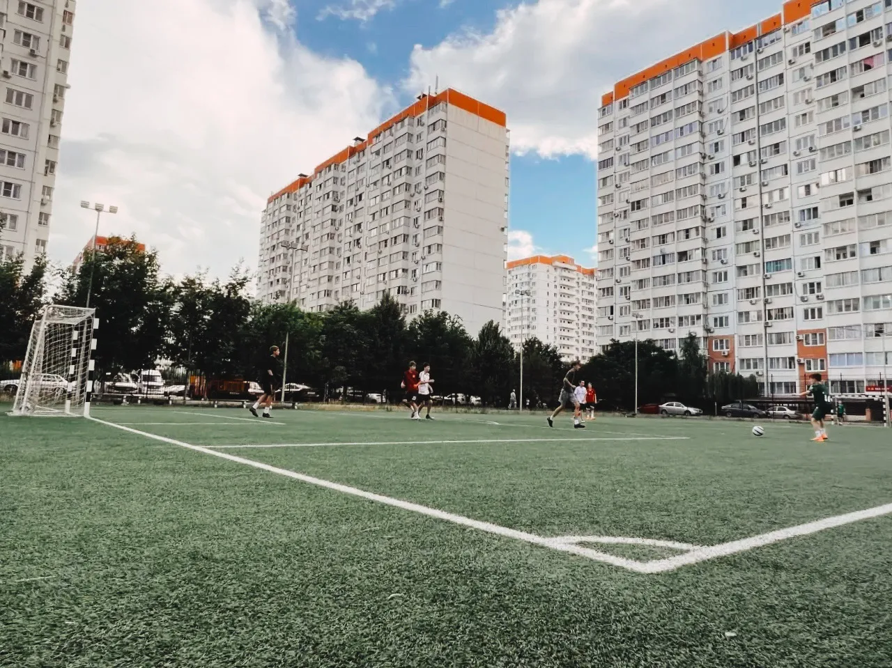 Летняя площадка 🥅

Кто сказал, что в будни на школьном дворе тишина? Как раз наоборот! Каждый вечер