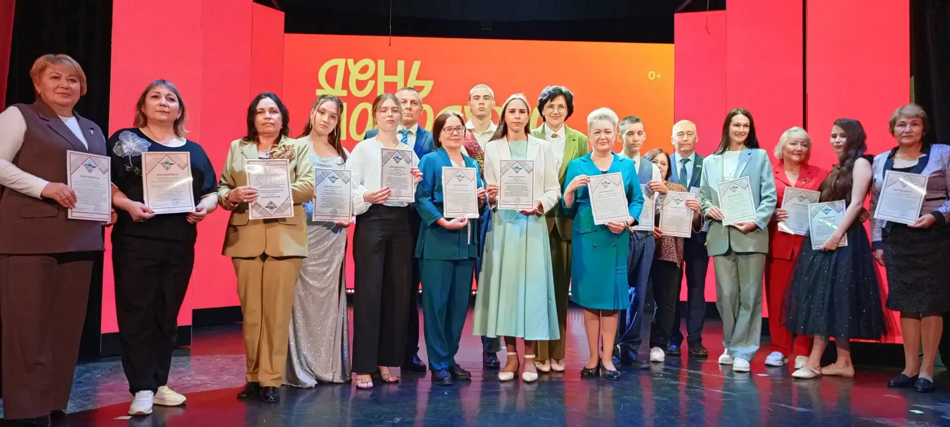 Вчерашние школьники на районном выпускном и   Дне молодежи