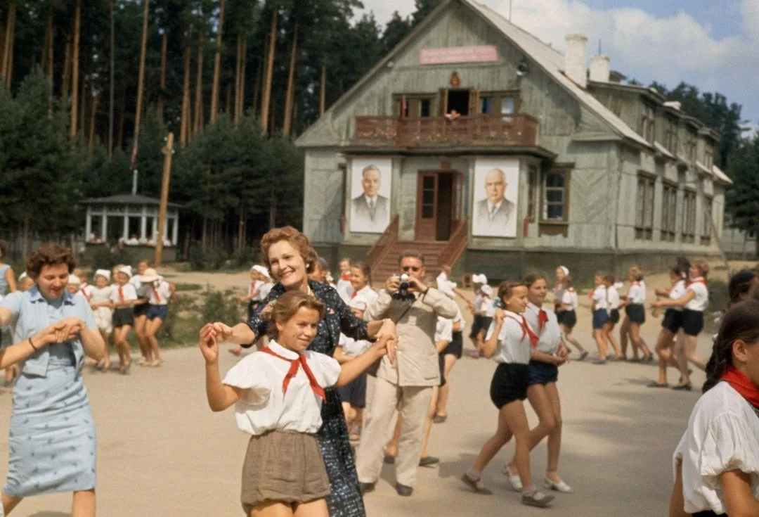 Это было время, когда лето пахло соснами, пионерским костром и полной свободой. Ни теле...