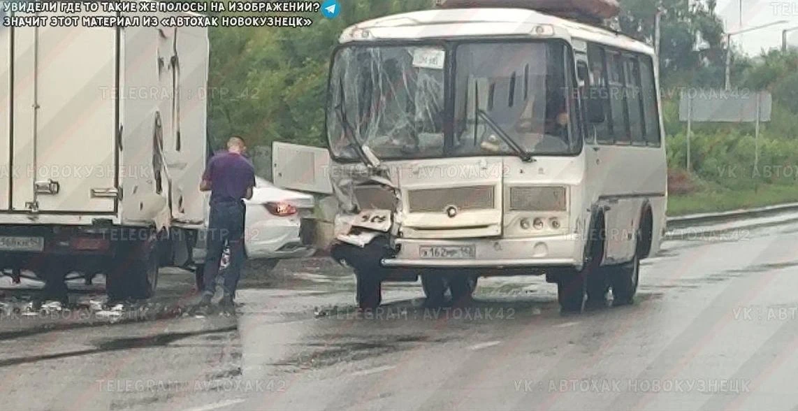В Новокузнецке произошло ДТП с участием автобуса на пересечении Курако-Театральный