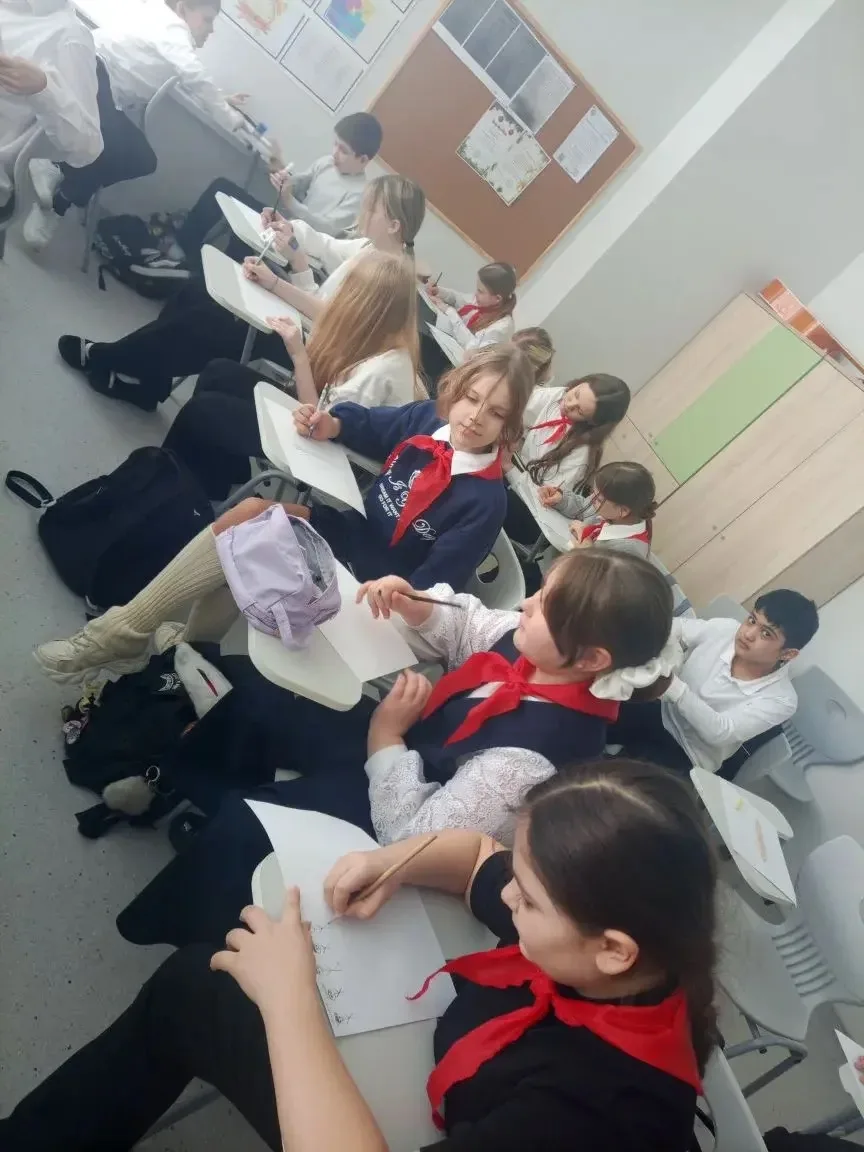 🧠✨ Неделя психологии в школе: эмоции, творчество и открытия! 💬🎨  В нашей школе ярко и насыщенно прош