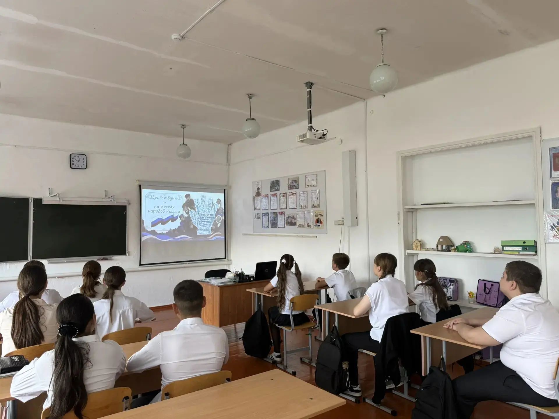 🗓 В 6 классе прошёл классный час на тему «День языков народов России».