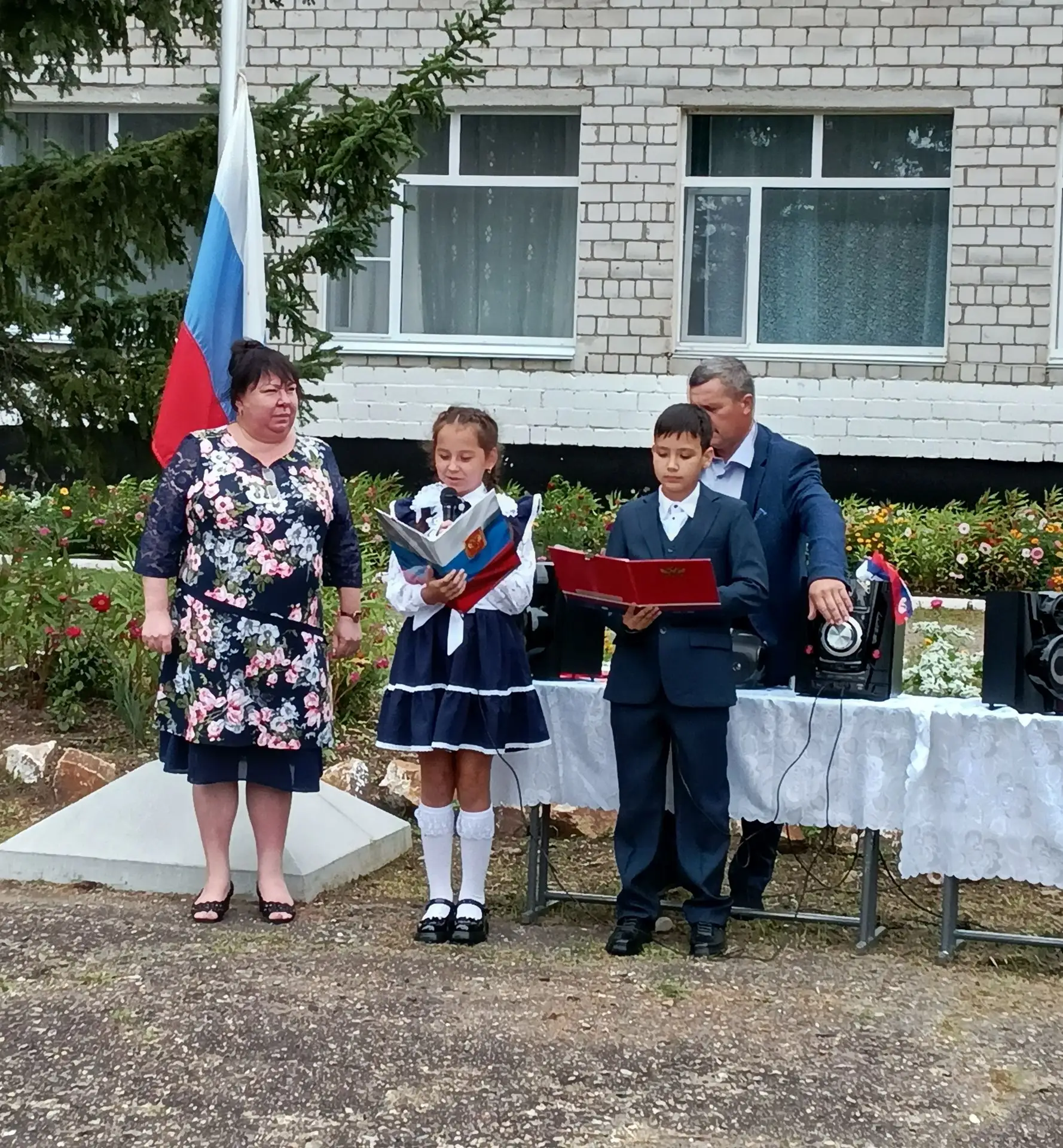 **С новым учебным годом! Здравствуй, школа! 🍁📚**