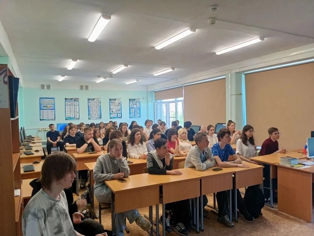 Встреча с учёным: девятиклассники школы №69 узнали, зачем зажигаются звёзды.   18 мая в Центре образ