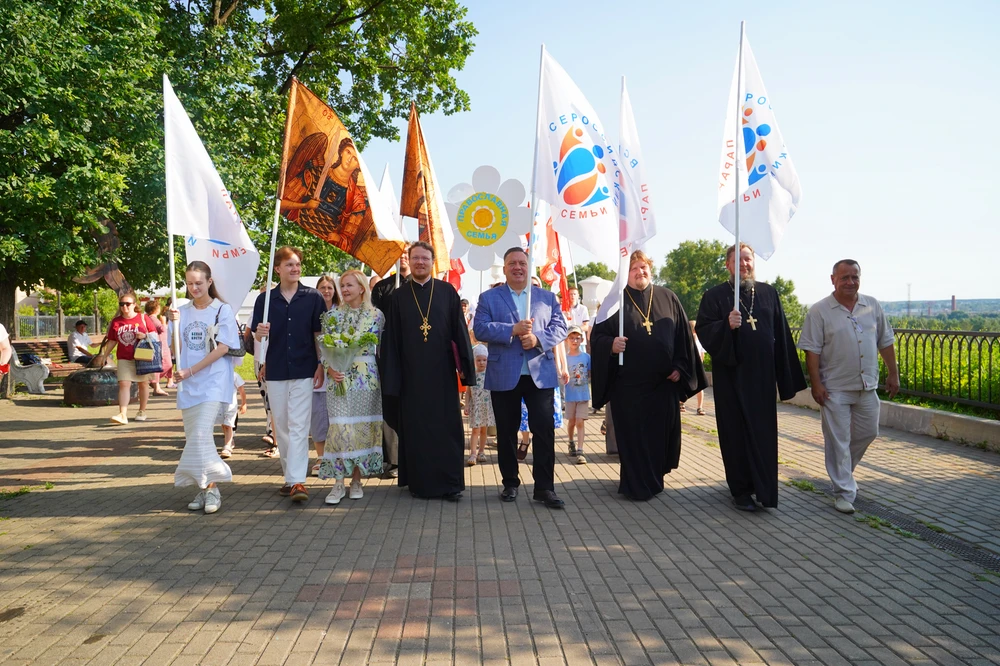 7 июля, накануне " Дня семьи, любви и верности", в Ижевске прошёл Всероссийский Парад семей. Шествие