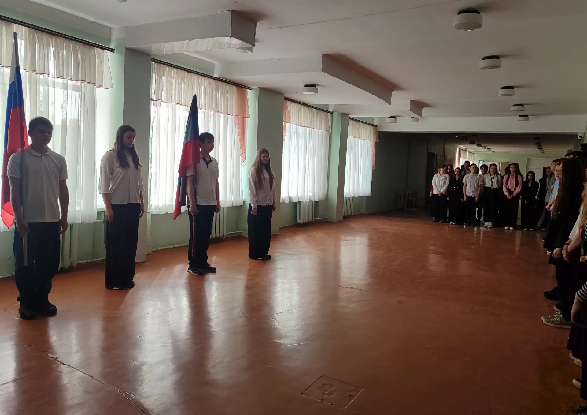 🇷🇺 Новая учебная неделя в нашей школе традиционно началась с торжественной линейки, п...