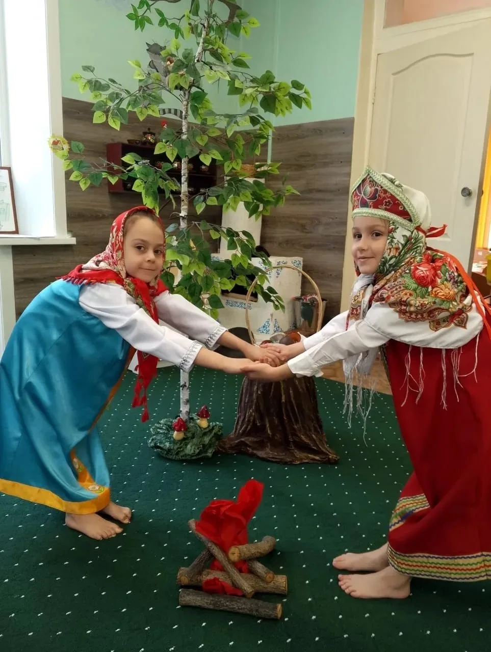 В рамках недели «Народные игры и игрушки"  воспитатели  провели с детьми  беседы о наро...