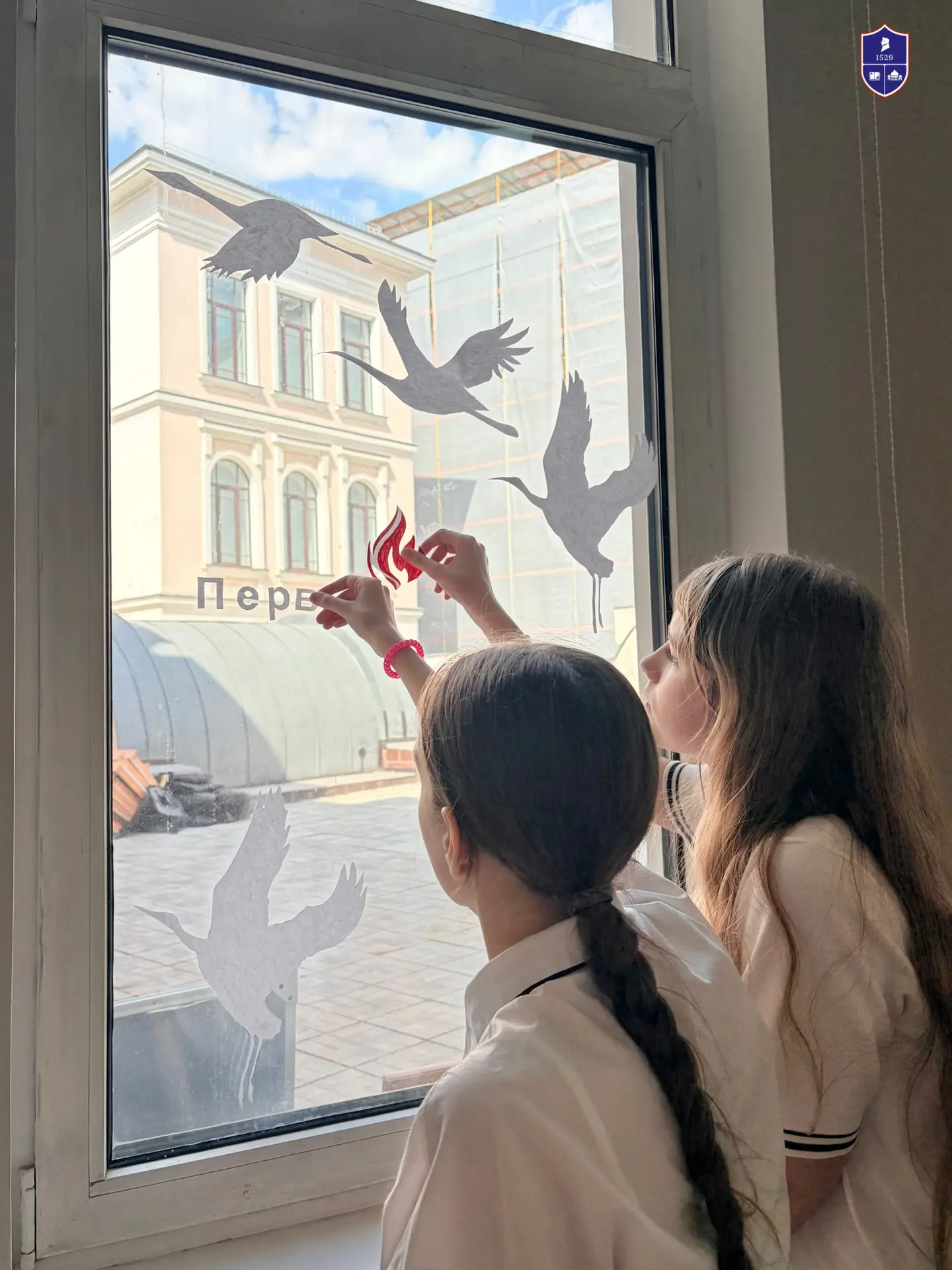 Окна Победы: память, которую мы храним 💫  7 мая в корпусе в Обыденском переулке окна школы «заговори