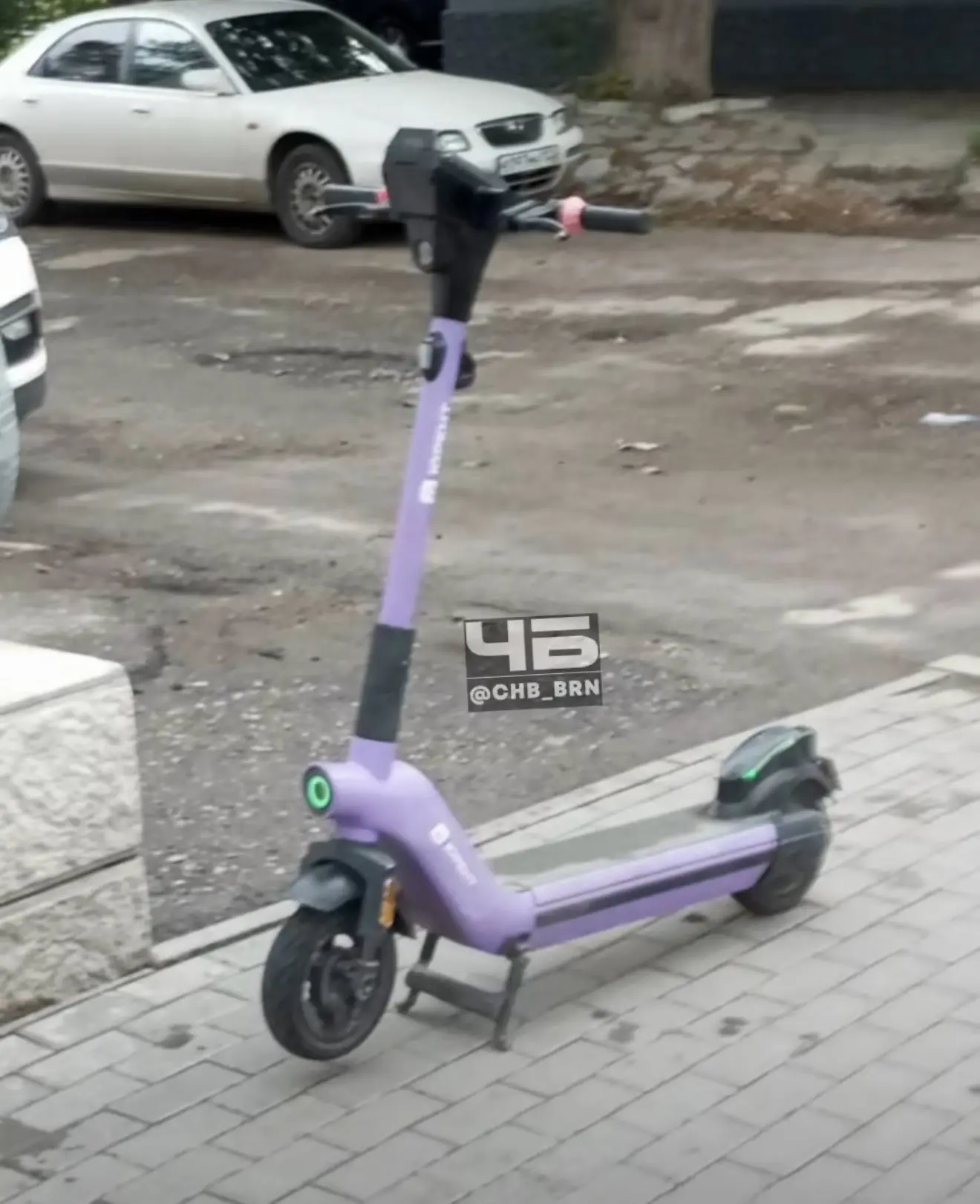 Жители Барнаула все чаще жалуются на небезопасную ситуацию на пешеходных тротуарах из-з...