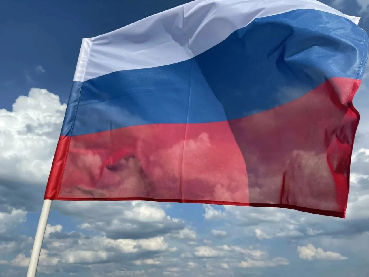 🇷🇺По традиции утро понедельника в нашей школе началось с церемонии поднятия флага и исполнения гимна