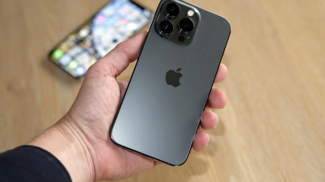 Как женщина лишилась 1,4 млн компенсации за сломанный iPhone из-за того, что не туда от...