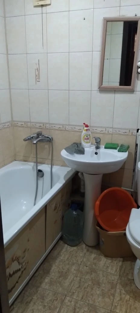 Сдам 1кв Ценр.(возле1000 мелочей).  Вода 24/7 . Цена 20тыс+комун +залог15.Тел: +79497091554. Сдам на