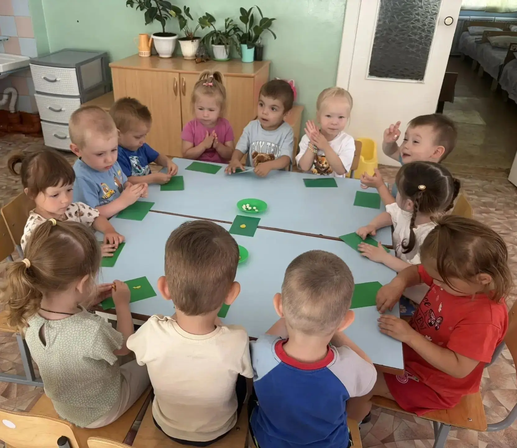 Лето! От одного слова становится солнечно, тепло и радостно на душе! Кругом зелено и много цветов.И 