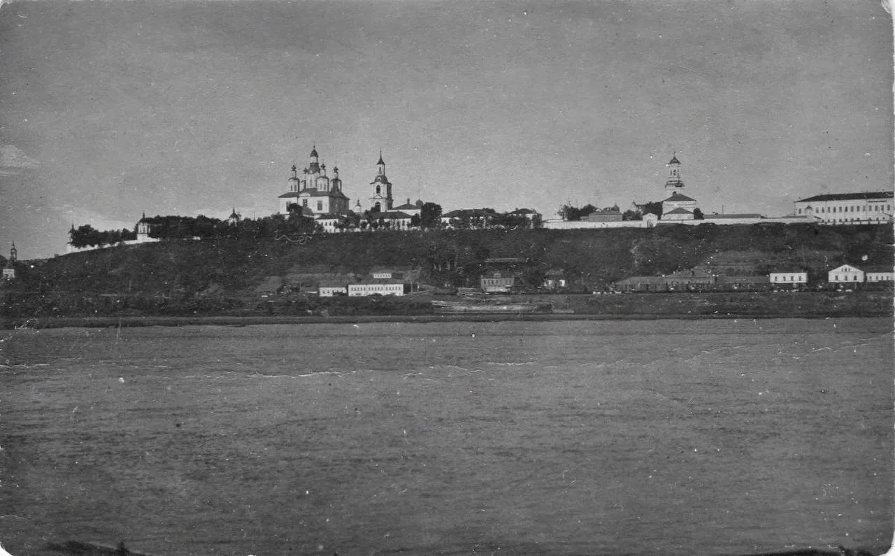 ▫️Рубрика "Исторический Киров"▫️
➖➖➖➖➖➖➖➖➖➖➖➖➖➖
Вид на город из-за реки Вятки 
 
Слева — Троицкий ка