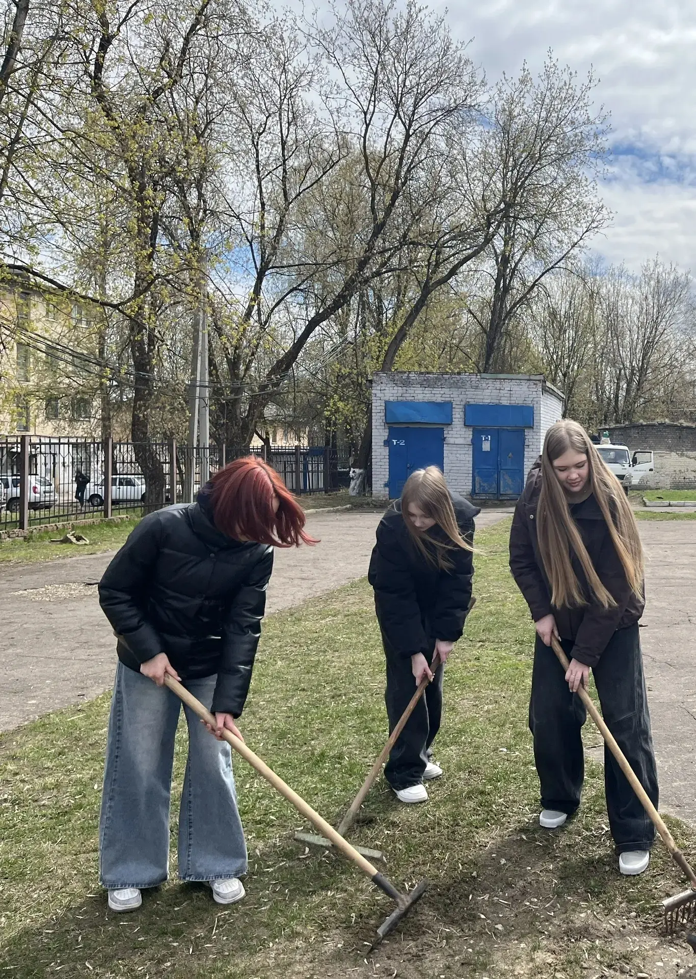 💪 Субботник в школе — к 1 Мая готовы! 💪  Учащиеся нашей школы вышли на субботник, чтобы навести поря