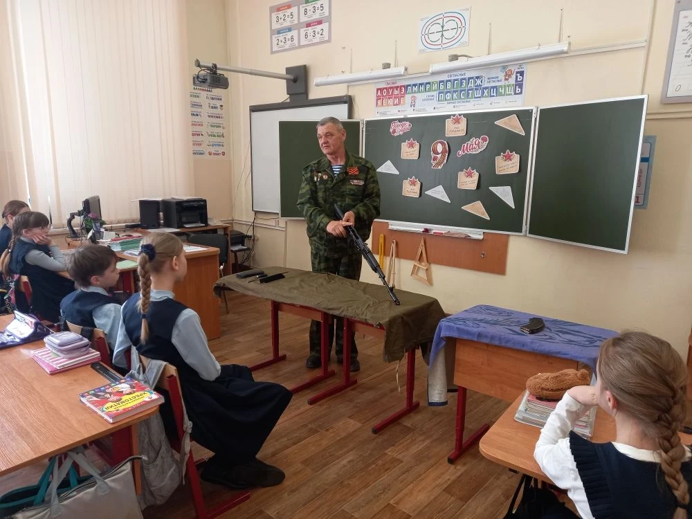 13 мая у ребят 4 «В» класса состоялся «Урок мужества». Почётным гостем стал ветеран войны в Афганист