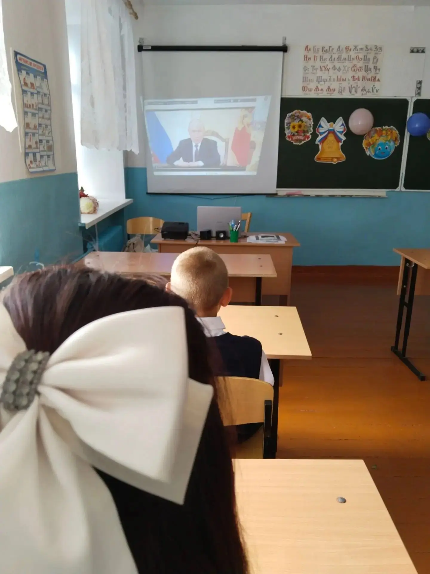 В 7 классе прошел классный час на тему "Знание - ответственность". Дети участвовали в д...